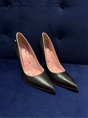 Black Pointed Stiletto Pumps with Pink Accents